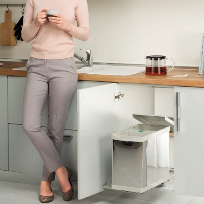 Lavabo altına monte edilmiş raylı çöp kovası örneği